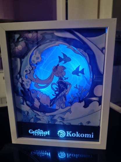 Lightbox artigianale Kokomi Genshin Impact illuminata con LED blu