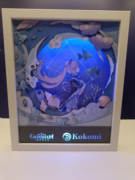 Lightbox Kokomi accesa, dettaglio silhouette e sfondo oceanico