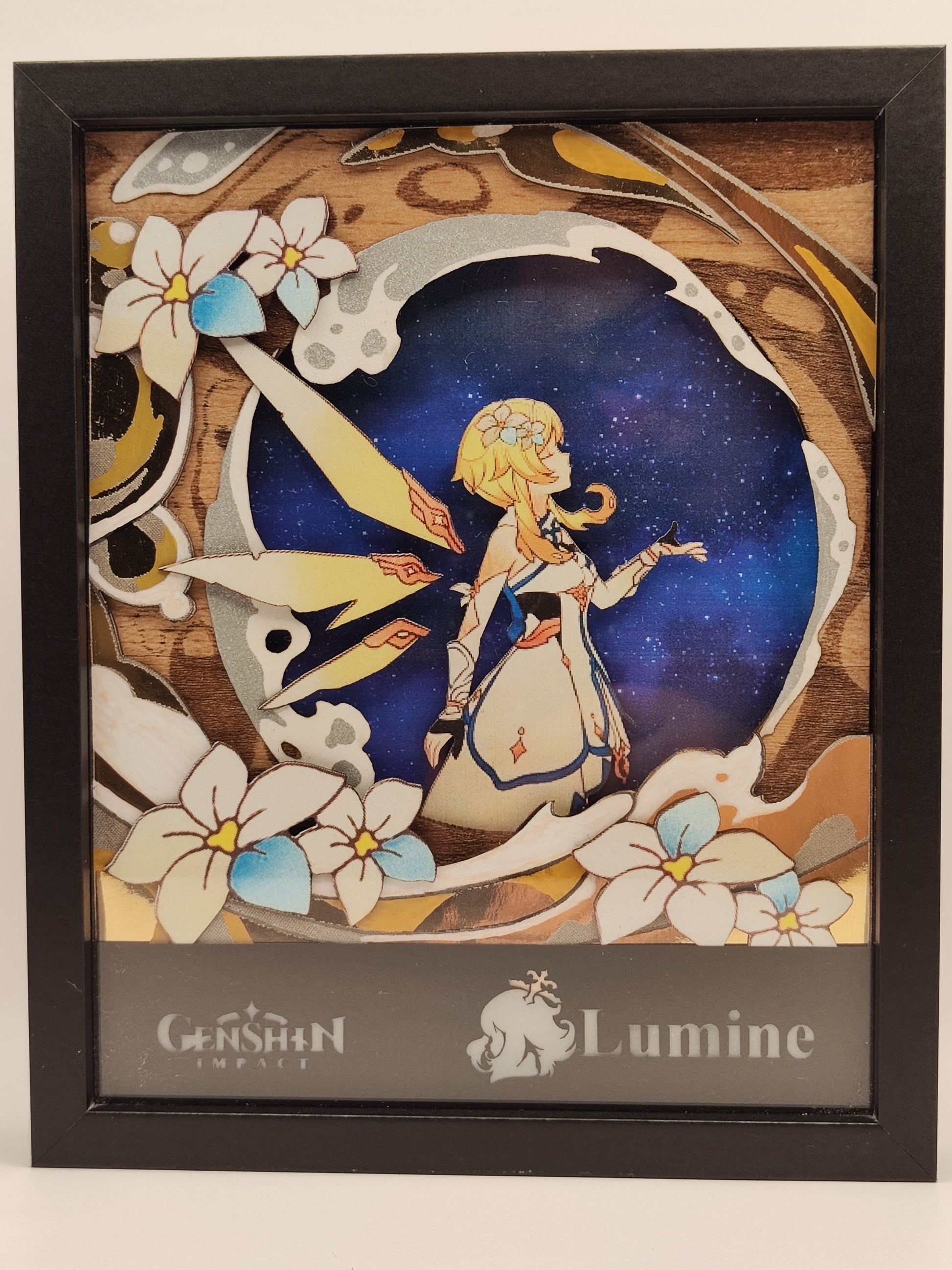 Lightbox Genshin Impact – Lumine su sfondo stellato con cornice nera