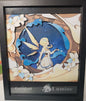 Illustrazione di Lumine da Genshin Impact in cornice decorativa con fiori e sfondo celeste.