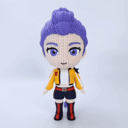 Statua Rumi crochet vista frontale su sfondo scenografico