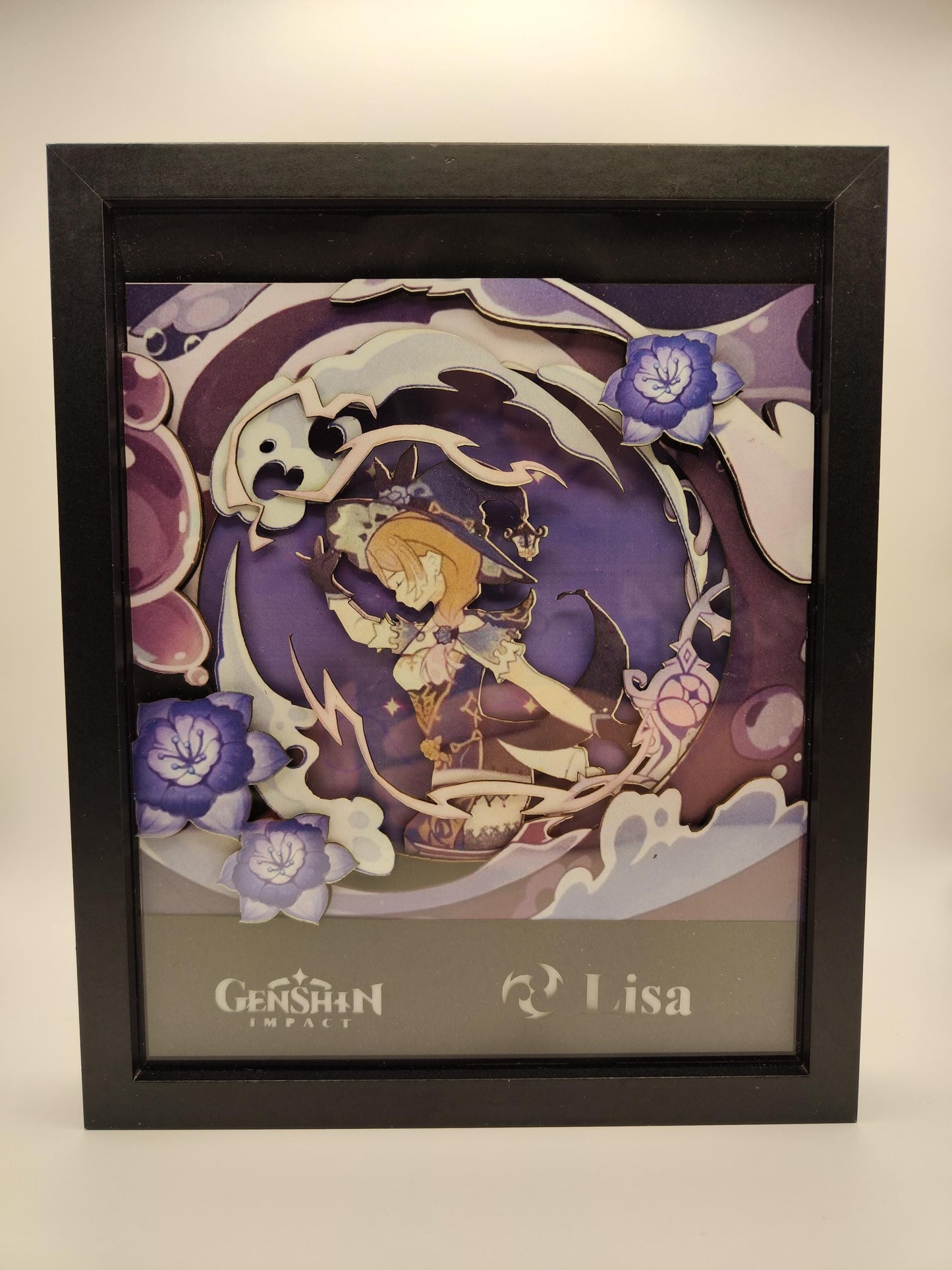 Lisa in scena magica – lightbox artigianale Genshin Impact multilivello