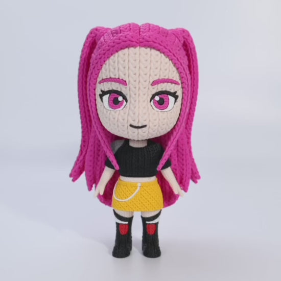 Vista frontale statua Mira crochet con capelli rosa