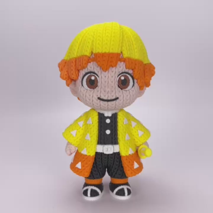 Dettaglio volto statua Zenitsu stile crochet ispirata a Demon Slayer