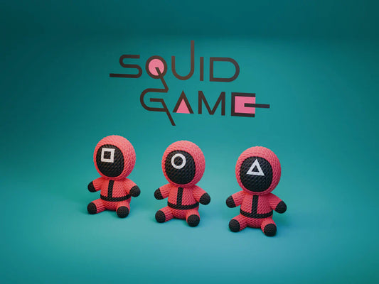 Miniature Squid Game Crochet – Set guardie artigianali su licenza NaraaPrints, realizzate con dettagli curati e colori vivaci.