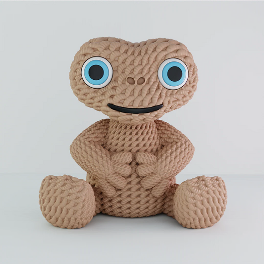 Statua in PLA stile crochet di ET, con occhi azzurri e sorriso, realizzata su licenza di NaraaPrints.