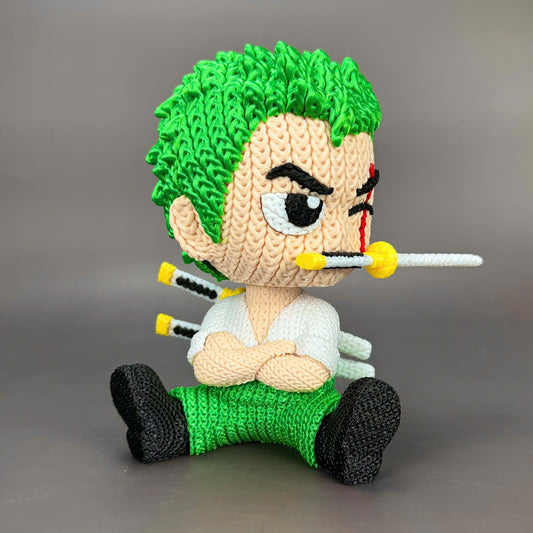 Vista laterale statua Zoro con spade in stile crochet