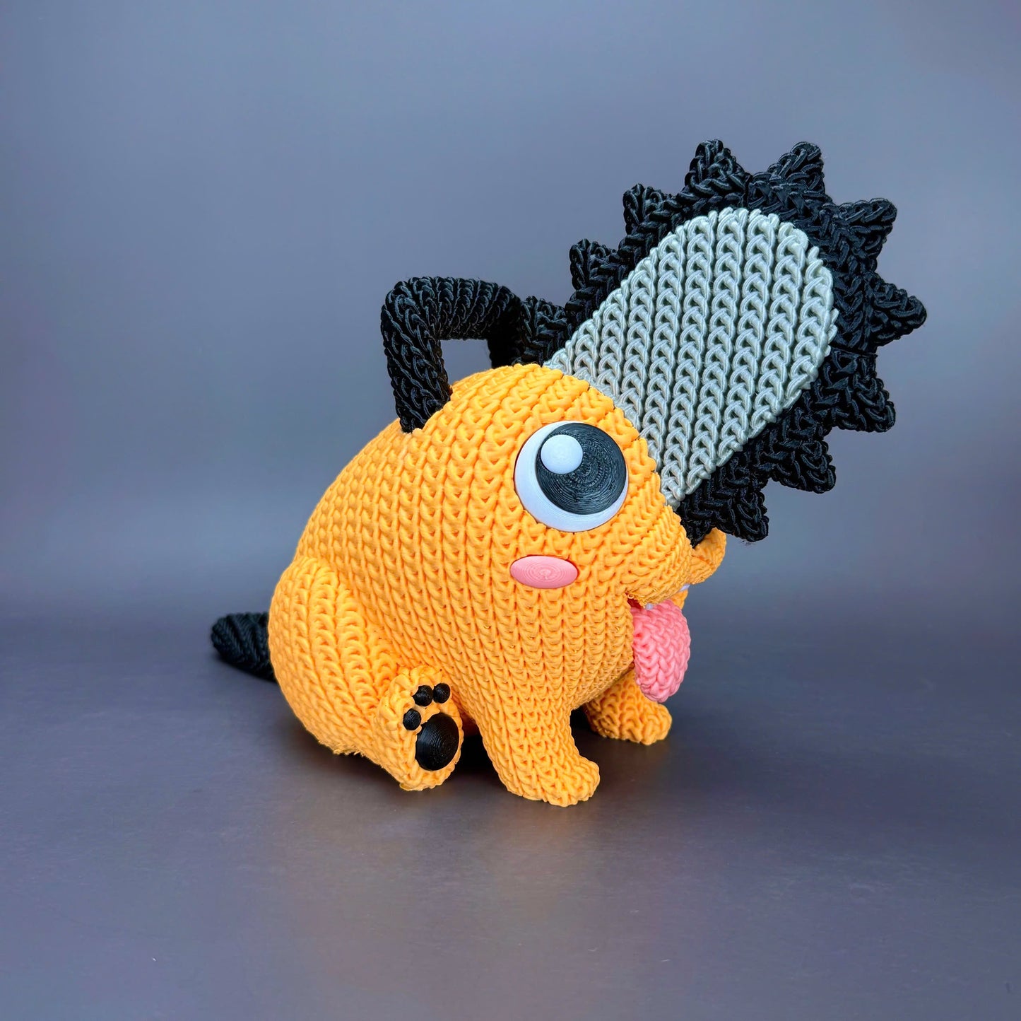 Dettaglio volto statua Pochita crochet stile kawaii