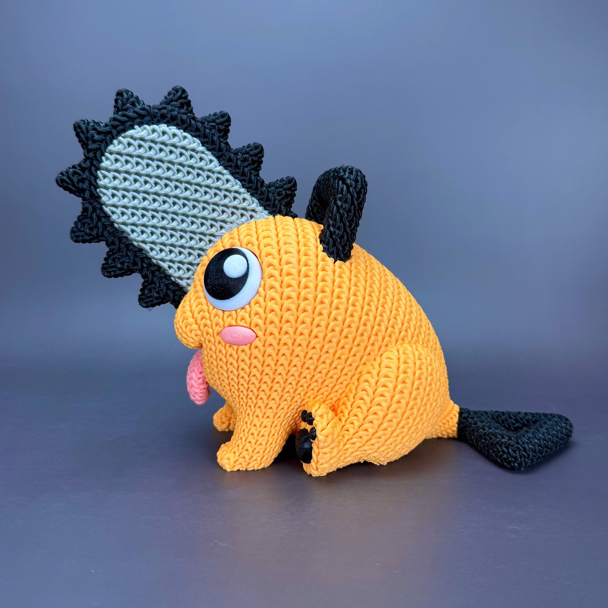 Vista laterale statua Pochita crochet con motosega